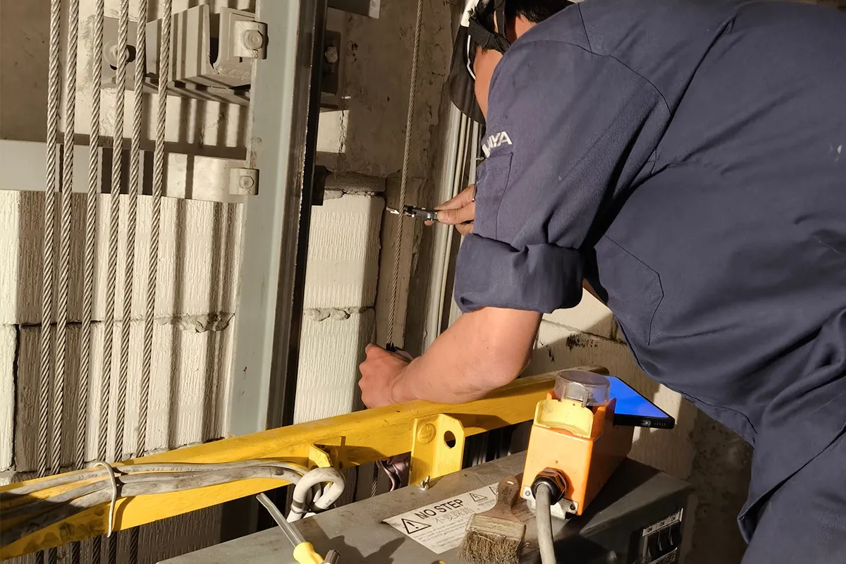 Reparación de componentes críticos en elevador